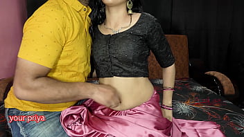 माँ ने अपने जवान बेटे की मोटी लंड से अपनी गीली चूत की प्यास बुझाई, दोनों की कराहने की आवाज़ पूरे घर में गूँज रही थी