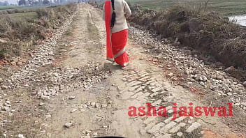 गांव की देसी आंटी अकेली जा रही थी, उसे पटाकर पहली बार गाड़ में जोरदार चोदा