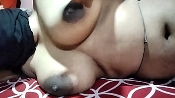 Sultry Mallu Bhabhi’s Desi Seduction