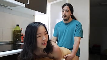留学美女厨房偷欢，洋男友巨根狂插嫩穴无套内射