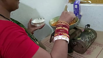 गर्म मैड को किचन स्टैंड पर चिकन बनाते बनाते जोरदार चोदा – हिन्दी में मजेदार आवाज़
