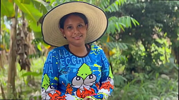 Una Campesina Virginal Se Entrega Por Un Puñado De Gallinas