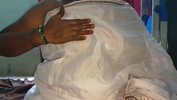 Mallu Desi Babe Flaunts Her Big Bare Tits And Shaved Pussy In A No-blouse Show