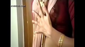 Desi Bhabhi’s Steamy Side Boobs And Tummy Peek In A Clingy Blouse, A 22-second Tease For Her Boyfriend