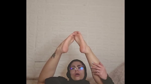 Arab Housewife Mia’s Alluring Feet Unveiled In A Provocative Compilation